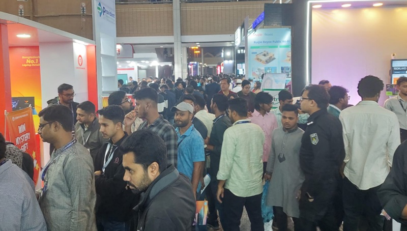 ডিজিটাল ডিভাইস এক্সপোর তৃতীয় দিনে উপচে পড়া ভিড়